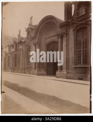 L'immagine di Eugène Atget cattura Hôtel de Beauffremont in Rue de Grenelle, Parigi. La fotografia si concentra sulla facciata dettagliata dell'edificio, che mostra lo stile architettonico e la storia del periodo. Foto Stock