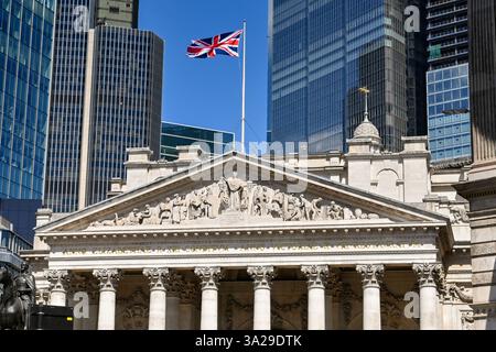 Londra, Inghilterra, Regno Unito - 22 giugno 2023: Bandiera Union Jack in cima all'edificio originale della Borsa nella City di Londra Foto Stock