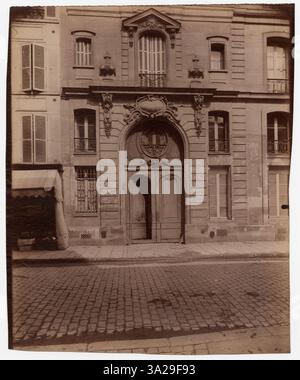 La fotografia di Eugène Atget mostra l'Hôtel Louis XV, situato in Rue du Cherche-Midi 18, Parigi, che sottolinea la grandezza e la bellezza architettonica di questo edificio francese. Foto Stock