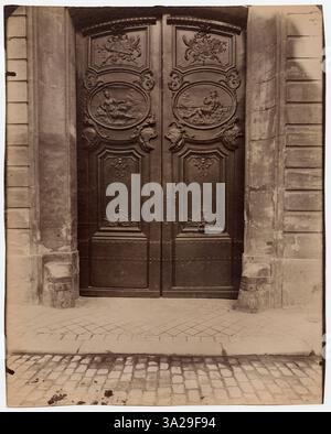 La fotografia di Eugène Atget del XX secolo cattura l'Hôtel de Gouffier al 56 di Rue de Varenne a Parigi, concentrandosi sui suoi eleganti dettagli architettonici. Foto Stock