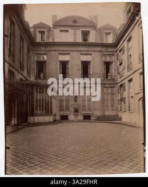 La fotografia di Eugène Atget mostra la facciata della Hôtel d'Imbercourt, situata al 15 di Rue de l'Université, Parigi, mettendo in risalto l'architettura storica e il carattere urbano della zona. Foto Stock