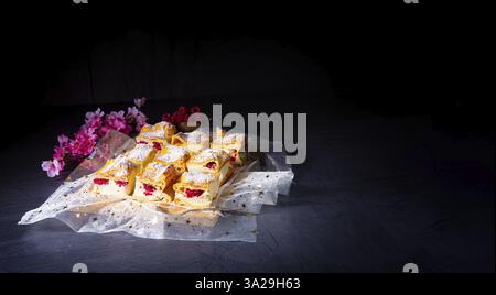Karpatka è una deliziosa torta budino polacca Foto Stock