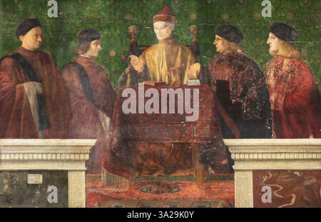 Questo ritratto di Giovanni Bellini, dipinto nel 1507, ritrae il doge Leonardo Loredan con quattro compagni. L'opera mette in risalto la dignità dei soggetti attraverso la rappresentazione facciale dettagliata e l'abbigliamento regale. Foto Stock