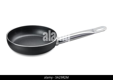 Teglia antiaderente nera con manico in acciaio inox isolato su bianco con percorso di ritaglio incluso Foto Stock
