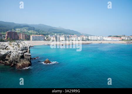 Splendida vista di Laredo, città turistica sulla costa cantabrica Foto Stock