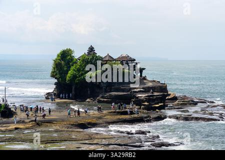 Bali, Indonesia - 6 gennaio 2025: Persone che visitano il tempio Tanah Lot a Bali, Indonesia. Foto Stock