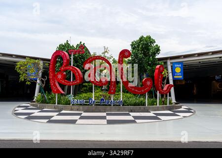 Bali, Indonesia - 16 gennaio 2025: Un cartello di benvenuto "Bali, Isola del Paradiso" all'Aeroporto Internazionale i gusti Ngurah Rai (DPS) di Bali Foto Stock