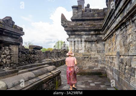 Giava centrale, Indonesia - 20 gennaio 2025: Un turista che visita il Tempio di Borobudur a Giava centrale, Indonesia. Foto Stock