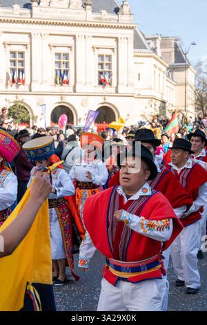Festeggiamenti colorati dominano le strade durante il Carnevale di Parigi 2025 con costumi vivaci e ballerini vivaci Foto Stock