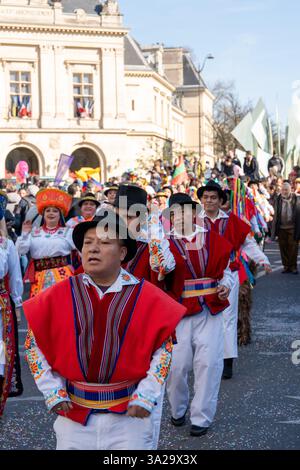 Festeggiamenti vivaci si svolgono al Paris Carnival 2025 con costumi colorati ed energia gioiosa nel cuore della città Foto Stock