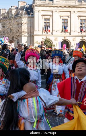 Vivaci festeggiamenti incendiano le strade di Parigi durante il Carnevale del 2025 con costumi colorati ed energia gioiosa Foto Stock