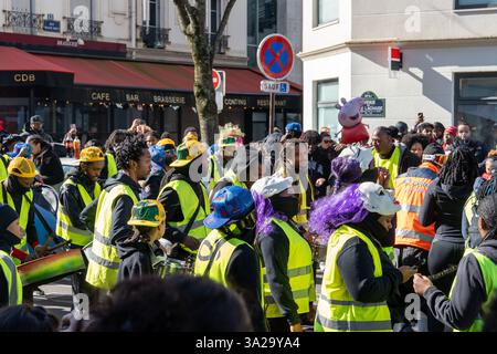 Festeggiamenti vivaci e sfilate colorate illuminano Parigi durante le emozionanti festività del Carnevale del 2025 Foto Stock