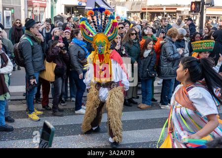Festeggiamenti colorati si svolgono al Paris Carnival 2025, mostrando costumi vivaci e vivaci spettacoli nel cuore della città Foto Stock
