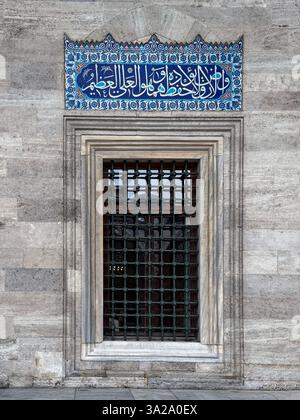 Dettagli architettonici che mostrano l'intricata calligrafia araba e piastrelle di ceramica sulla facciata della finestra in stile ottomano, Istanbul, Turchia Foto Stock