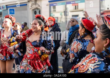 Durante il Carnevale di Parigi 2025 si svolgono vivaci festeggiamenti, mentre i ballerini gioiosi animano le strade con colori e ritmo Foto Stock