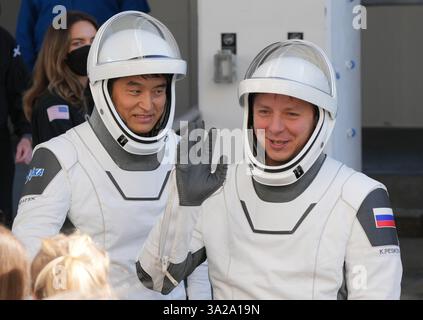 I membri della missione SpaceX NASA Crew-10, Roscosmos Cosmonaut Kiril Peskov (R) e JAXA Astronaut Takuya Onishi escono dal Operations and Checkout Building per salire a bordo di una capsula Dragon in cima a un razzo Falcon 9 al Kennedy Space Center, Florida, mercoledì 12 marzo 2025. Gli astronauti si recheranno alla stazione spaziale Internazionale per sostituire quattro membri del team Crew-9. Foto di Pat Benic/UPI credito: UPI/Alamy Live News Foto Stock