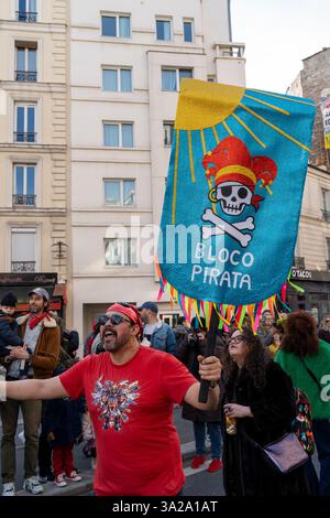 Vivaci festeggiamenti al Carnevale di Parigi 2025 con partecipanti vivaci e striscioni colorati che illuminano le strade Foto Stock