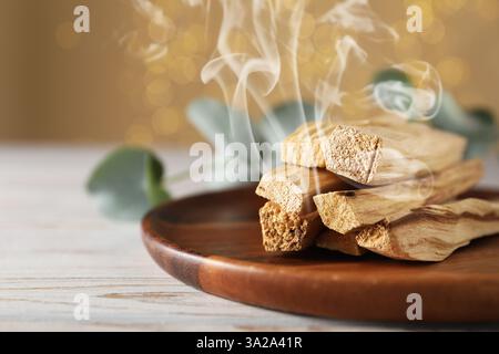 Palo Santo si attacca al tavolo di legno, primo piano Foto Stock