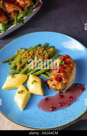 Roulade di pollo con gnocchi polacchi (kopytka) e fagiolini Foto Stock