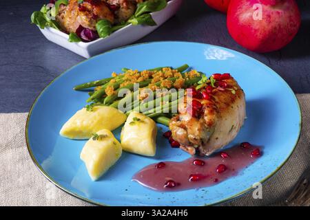 Roulade di pollo con gnocchi polacchi (kopytka) e fagiolini Foto Stock