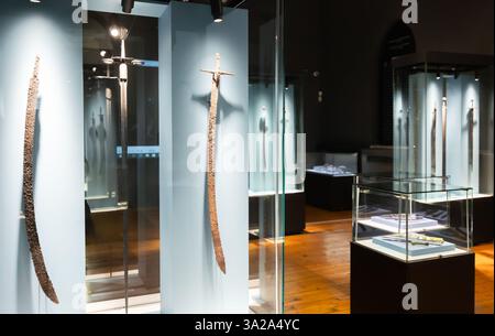 Cronache d'acciaio dell'esposizione. Armi a lama del Medioevo bulgaro al Museo Archeologico. Sofia, Bulgaria Foto Stock