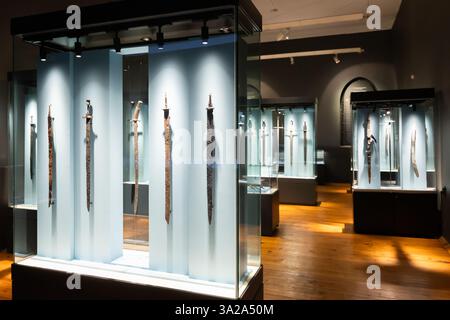 Cronache d'acciaio dell'esposizione. Armi a lama del Medioevo bulgaro al Museo Archeologico. Sofia, Bulgaria Foto Stock