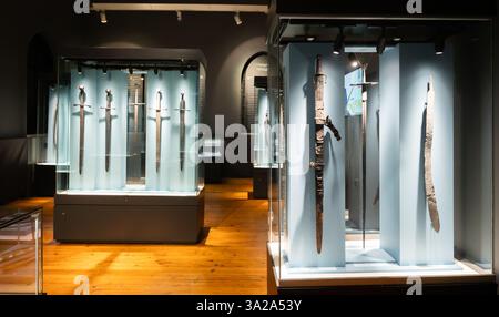 Cronache d'acciaio dell'esposizione. Armi a lama del Medioevo bulgaro al Museo Archeologico. Sofia, Bulgaria Foto Stock