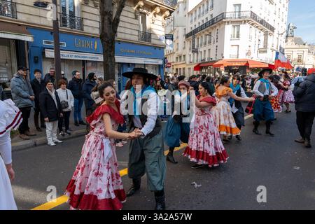 Il Carnevale di Parigi 2025 scatena vivaci festeggiamenti con costumi colorati e balli nelle vivaci strade della città storica Foto Stock