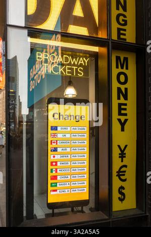 Un ufficio di cambio a Times Square, New York City, USA 2025 Foto Stock