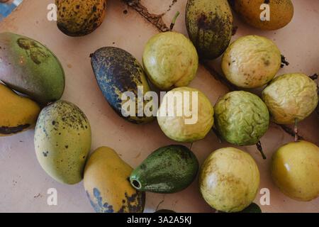 Varietà di frutta tropicale su un tavolo Foto Stock