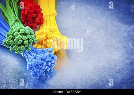 Set di cavi di legatura in plastica multicolore su sfondo metallico graffiato Foto Stock