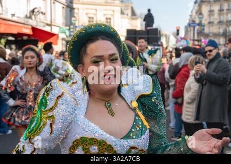 Vivaci festeggiamenti riempiono le strade mentre il Carnevale di Parigi 2025 presenta costumi colorati e gioiosi festaioli Foto Stock