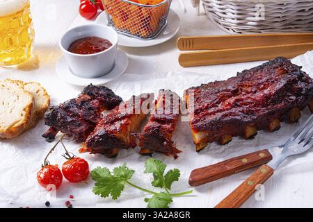 Costolette di ricambio per barbecue da una griglia a carbone Foto Stock