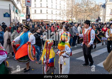 Vivaci festeggiamenti al Carnevale di Parigi 2025 con ballerini, musica e abbigliamento colorato che affascinano le strade della città Foto Stock