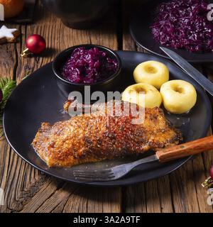 Oca arrosto con mele cotte, cavolo rosso e gnocchi Foto Stock