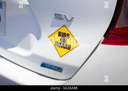 Los Angeles, California, Stati Uniti - 04-22-2019: Una vista di un adesivo giallo sul retro dell'auto che dà un disclaimer sul fatto che i bambini sono a bordo. Foto Stock