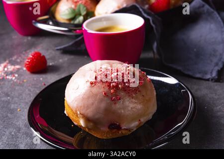 Deliziose ciambelle berlinesi ripiene di marmellata di lamponi Foto Stock