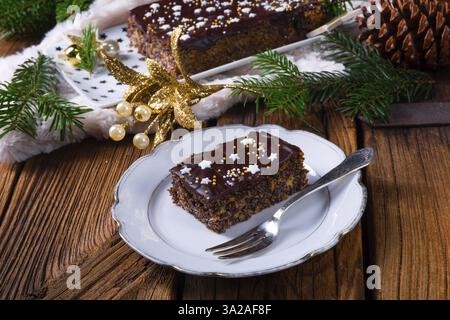 Torta natalizia con semi di papavero con cioccolato, noci e uva sultanina Foto Stock