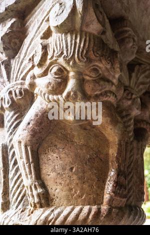 Codalet, Francia, 22 agosto 2022, capitale romanica del XII secolo con una creatura mitica nel chiostro di Saint-Michel de Cuxa a Codale Foto Stock