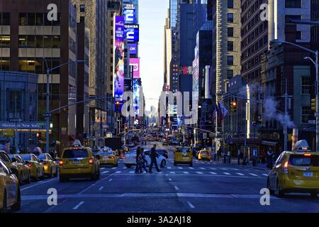 Manhattan, New York, USA, Stati Uniti d'America, Nord America, Vista in fondo alla strada di New York con file di taxi ed edifici alti, Nord Ameri Foto Stock