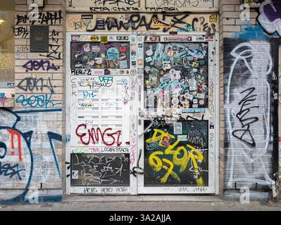 Amburgo, Germania. 10 febbraio 2025. Vista di una porta anteriore ricoperta di graffiti. Credito: Markus Scholz/dpa/Alamy Live News Foto Stock