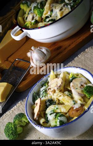Vera pasta con funghi, spinaci e broccoli Foto Stock