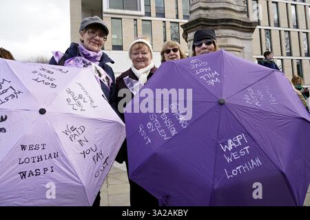 Edimburgo, Scozia, Regno Unito. 8 marzo 2020. La giornata internazionale delle donne marcia da Bristo Square lungo il tumulo fino a Princes Street. Attirando pacificamente l'attenzione sulla disuguaglianza delle donne in tutto il mondo. Le donne contro la disuguaglianza pensionistica statale (WASPI) si oppongono al modo in cui le età pensionistiche statali per uomini e donne sono state equiparate. Visto qui a Bristo Square. Crediti: Craig Brown/Alamy Live News Foto Stock