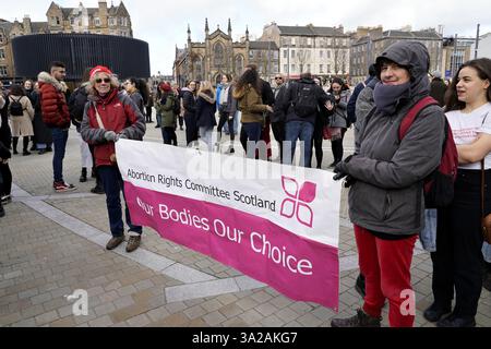 Edimburgo, Scozia, Regno Unito. 8 marzo 2020. La giornata internazionale delle donne marcia da Bristo Square lungo il tumulo fino a Princes Street. Attirando pacificamente l'attenzione sulla disuguaglianza delle donne in tutto il mondo. Il Comitato per i diritti all'aborto in Scozia, visto qui a Bristo Square. Crediti: Craig Brown/Alamy Live News Foto Stock