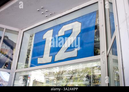 Seattle, Washington, Stati Uniti - 04-29-2019: Una vista di una bandiera numero 12 appesa alla vetrina di un negozio. Foto Stock