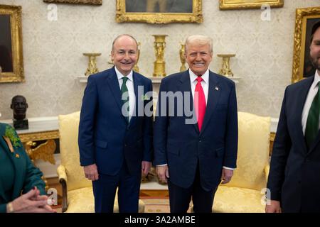 Washington, Stati Uniti. 12 marzo 2025. U. Il presidente Donald Trump, a destra, posa con il Taoiseach irlandese Micheal Martin, a sinistra, durante la tradizionale visita del giorno di San Patrizio presso l'Ufficio ovale della Casa Bianca, 12 marzo 2025 a Washington, DC Credit: Daniel Torok/White House Photo/Alamy Live News Foto Stock