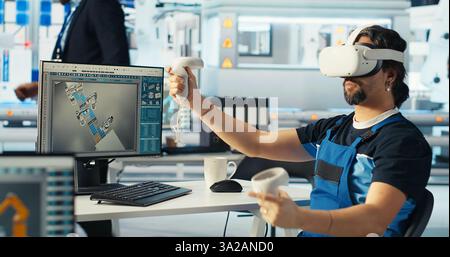 Tecnico di fabbrica del fotovoltaico che utilizza il visore VR per regolare i parametri del sistema, massimizzando la generazione di energia. Uomo che utilizza la tecnologia della realtà virtuale, ottimizzando la fornitura di energia nell'impianto a pannelli solari, telecamera B. Foto Stock