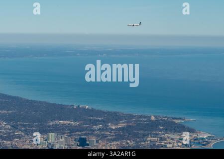 Chicago, Illinois, USA - 21 febbraio 2025 - una foto aerea di un jet United Airlines Express in avvicinamento all'aeroporto o'Hare sopra Evanston Foto Stock