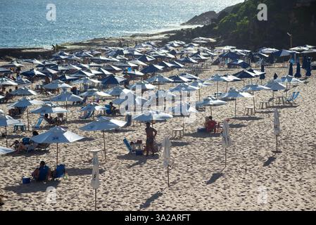 Salvador, Bahia, Brasile - 24 gennaio 2025: Diversi turisti si divertono sulla spiaggia di Paciencia nella città di Salvador, Bahia. Foto Stock