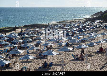 Salvador, Bahia, Brasile - 24 gennaio 2025: Diversi turisti si divertono sulla spiaggia di Paciencia nella città di Salvador, Bahia. Foto Stock